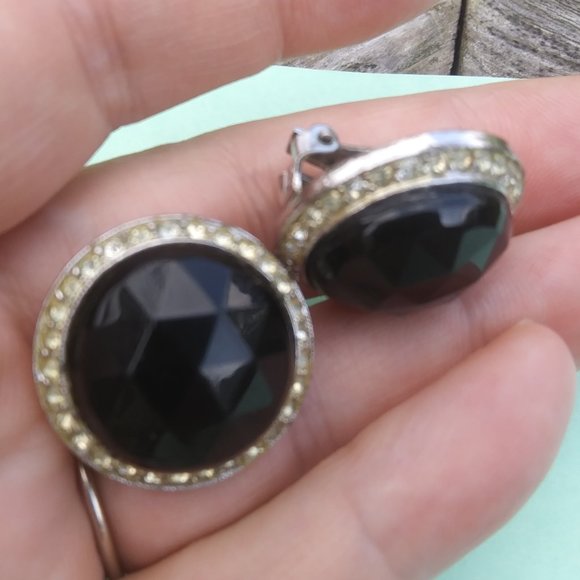VTG  Bergere faceted black glass center stone surrounded by small rhinestones - Picture 7 of 17